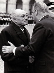 Joseph Brau est Ã©levÃ© Ã la dignitÃ© de grand officier de la LÃ©gion d'honneur par le prÃ©sident Georges Pompidou le 31 mars 1973. 